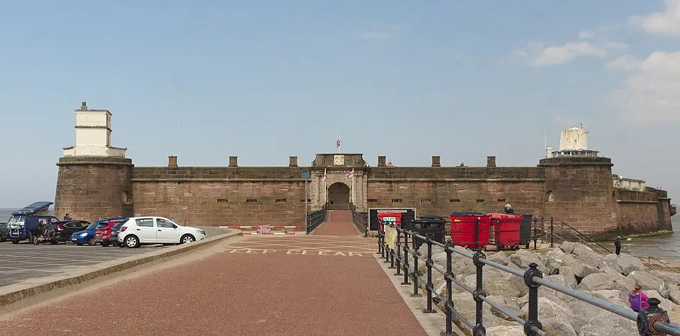 Obrázok: Rodhullandemu · CC BY-SA 4.0 Fort Perch Rock