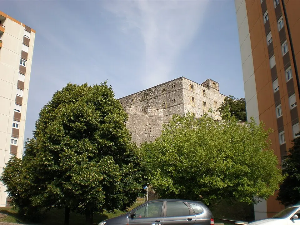Image: Vpe · Public domain fort d'Alès