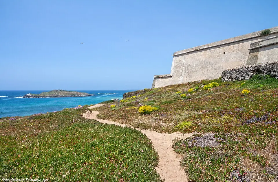 Forte do Pessegueiro, incluindo a ilha do mesmo nome, abrangendo o Forte da Ilha de Dentro