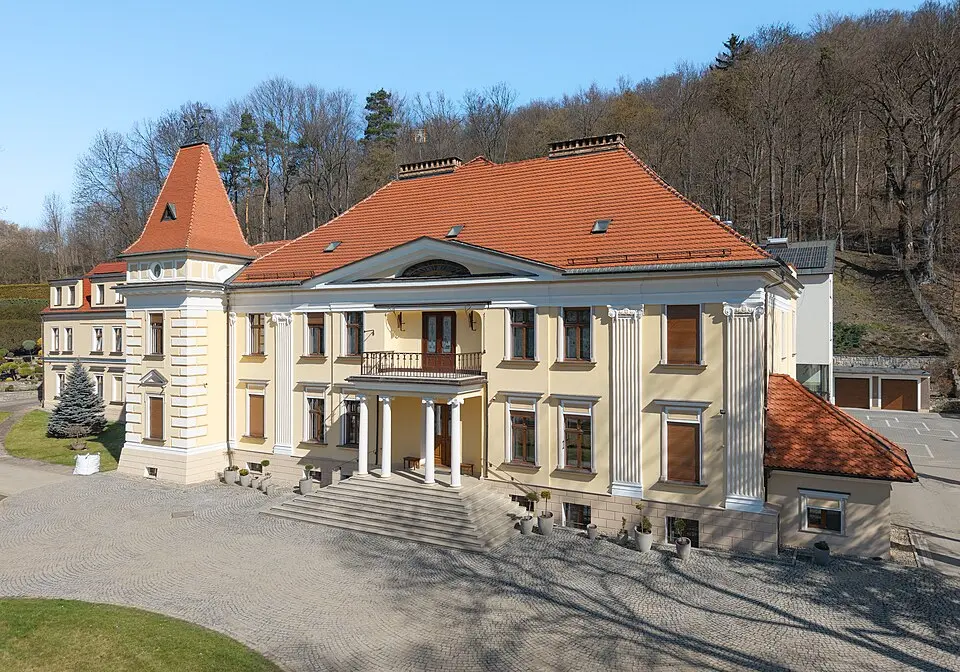 Pałac Oppersdorfów ob. klasztor Franciszkanek Szpitalnych