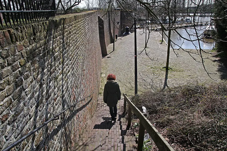 Langs de Linge fragment van de stadsmuur