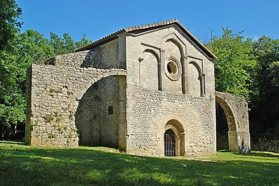 Bild: EmDee · CC BY-SA 3.0 Notre-Dame du Val des Nymphes