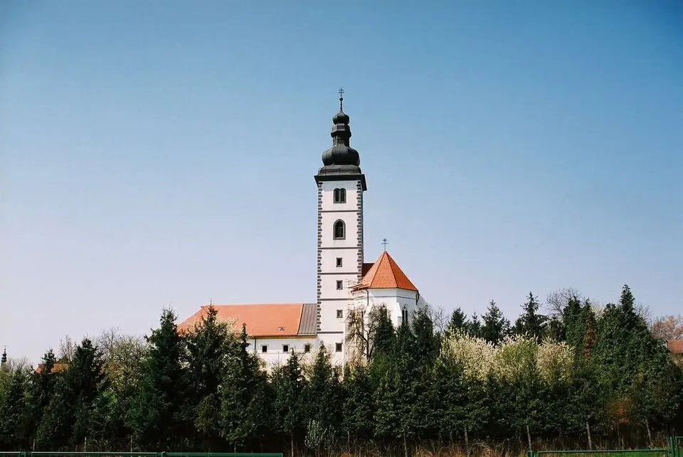 Kép: KO ZAGREB · CC BY-SA 3.0 HR Keresztelő Szent János-templom (Kloštar Ivanić)