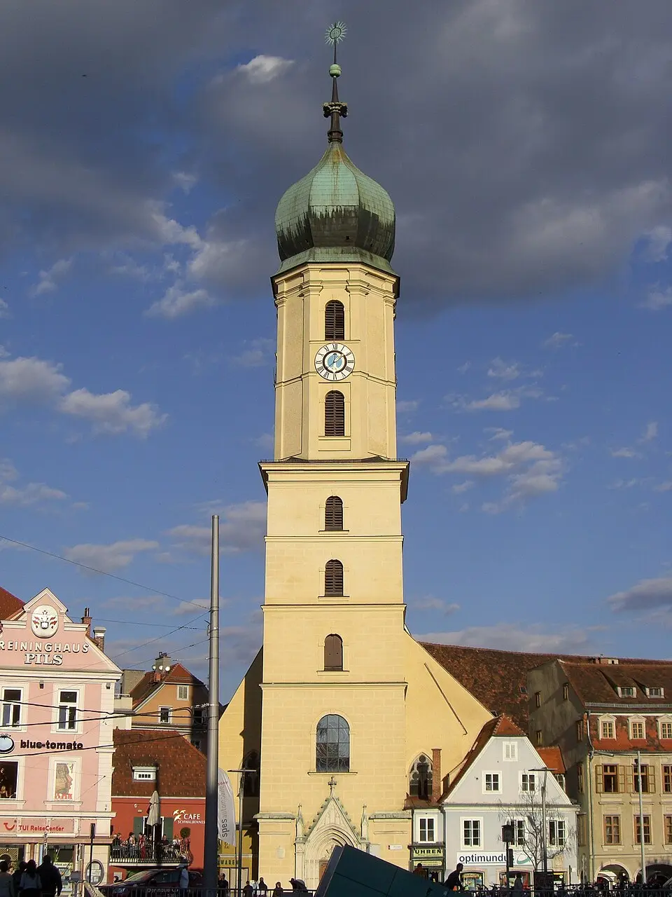 Franziskanerkirche, Pfarrkirche Mariae Himmelfahrt und Teile der ehemaligen Stadtmauer
