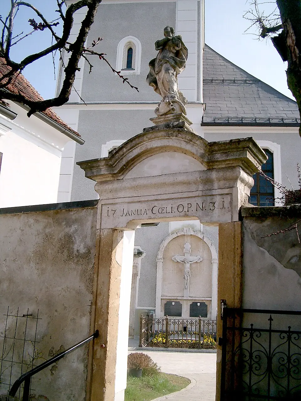 Friedhofsportal mit Immaculatastatue