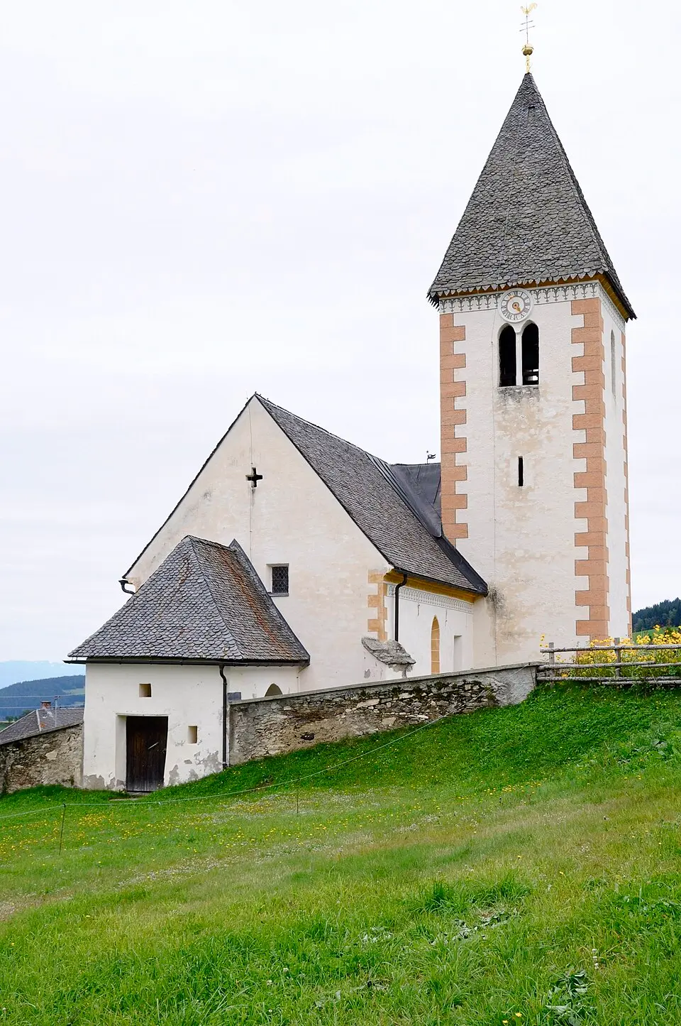 Kath. Pfarrkirche hl. Nikolaus mit Friedhof