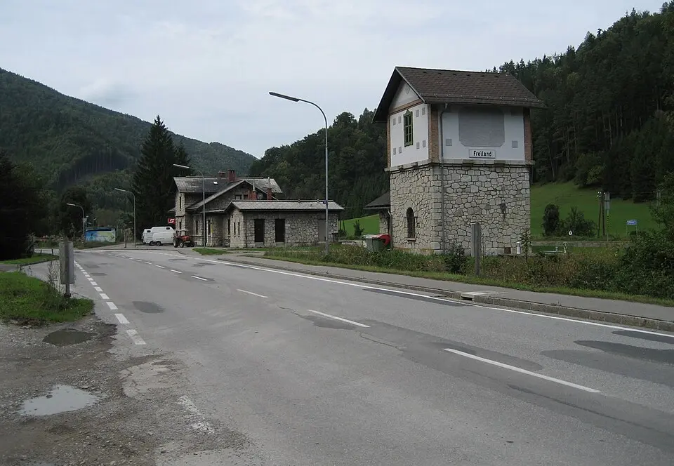 Bild: Priwo · Public domain Aufnahmsgebäude und Wasserturm Bahnhof Freiland