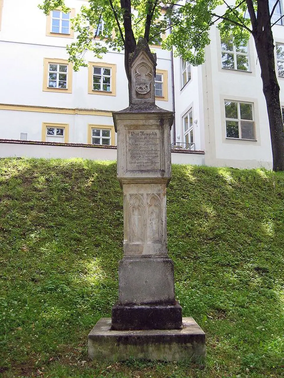 Image: Violatan (Transfered by vuxi/Original uploaded by Violatan) · CC BY-SA 3.0 Denkmal für Freisinger Gelehrte