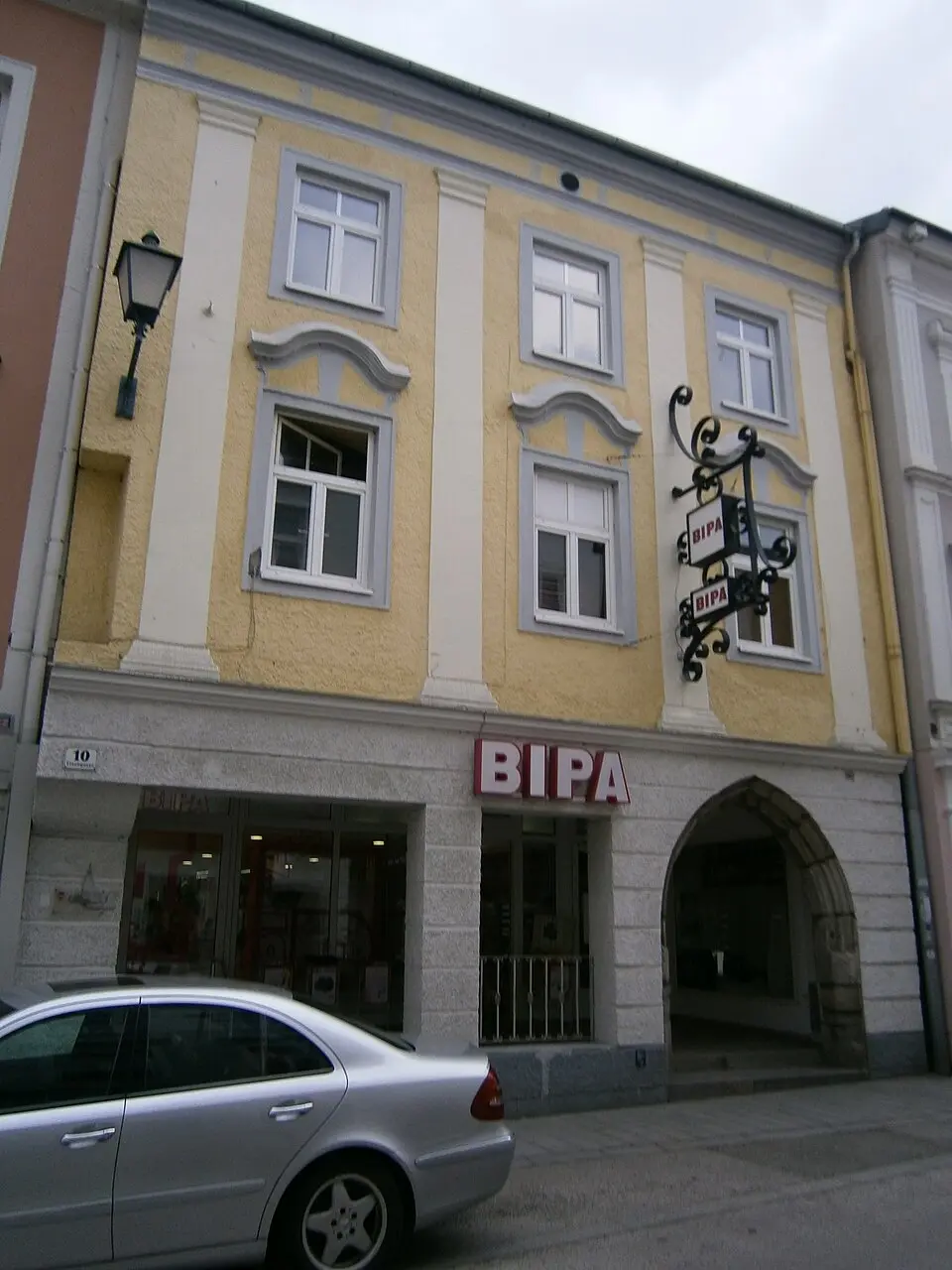 Bürgerhaus mit Teil der Stadtmauer