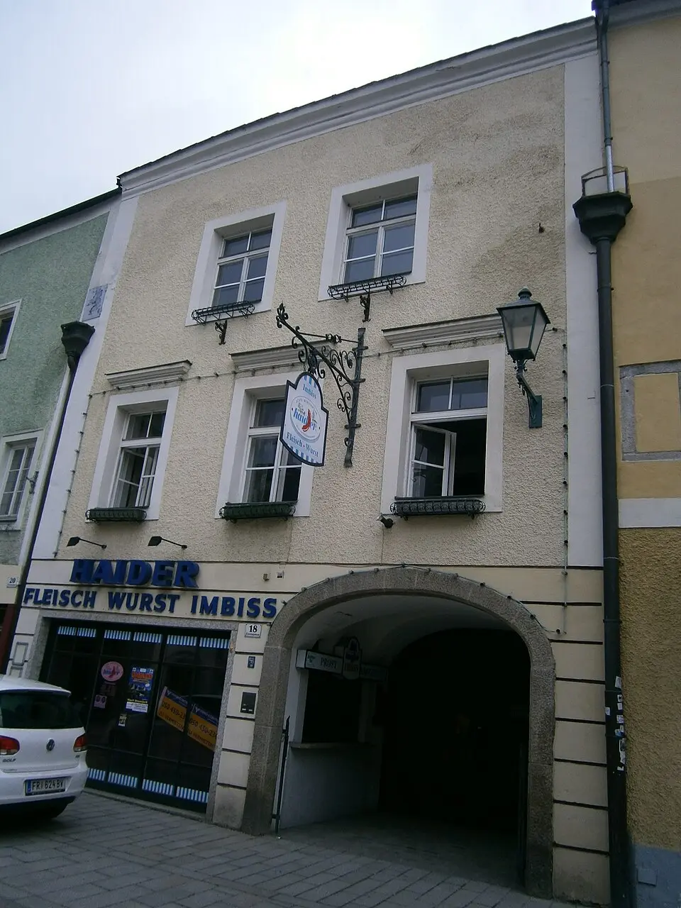 Bürgerhaus mit Teil der inneren Stadtmauer, Zwinger und Stallung