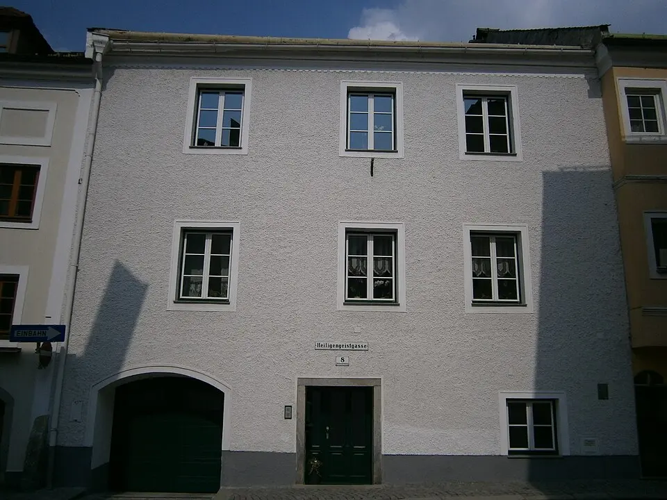 Bürgerhaus mit Teil der inneren Stadtmauer