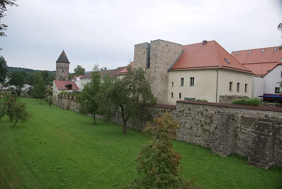 Image: Martin Windischhofer · CC0 Teil der inneren Stadtmauer und Zwinger