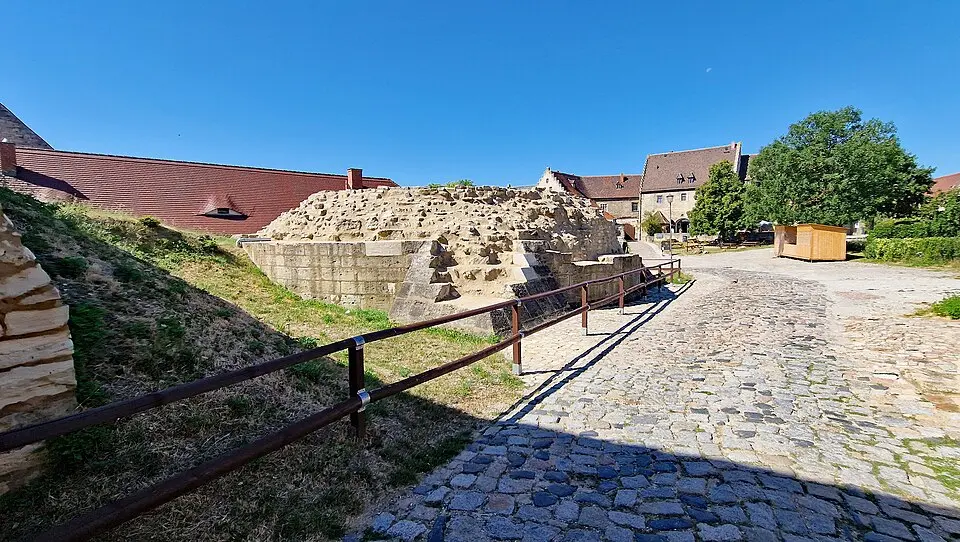 Bergfriedstumpf Schloss Neuenburg