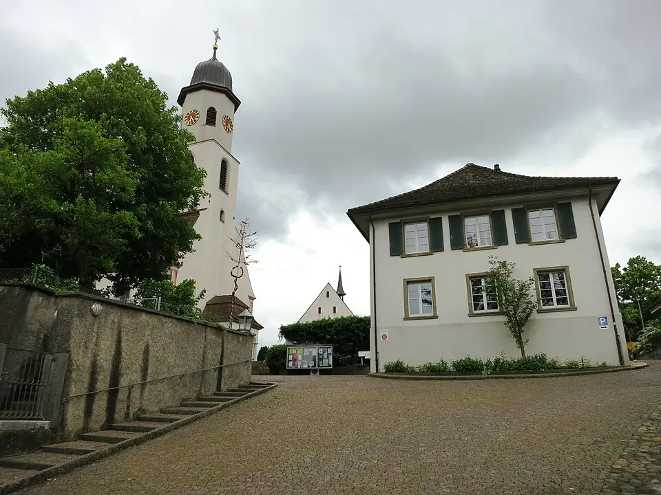 Kirchhügel; spätrömische Befestigung, Vorängerkirche und frühmittelalterliches Gräberfeld