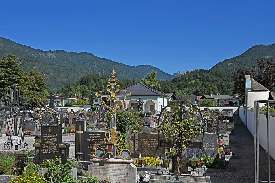Friedhof bei der Dekanatskirche mit Arkaden, Aufbahrungshalle und Lourdeskapelle
