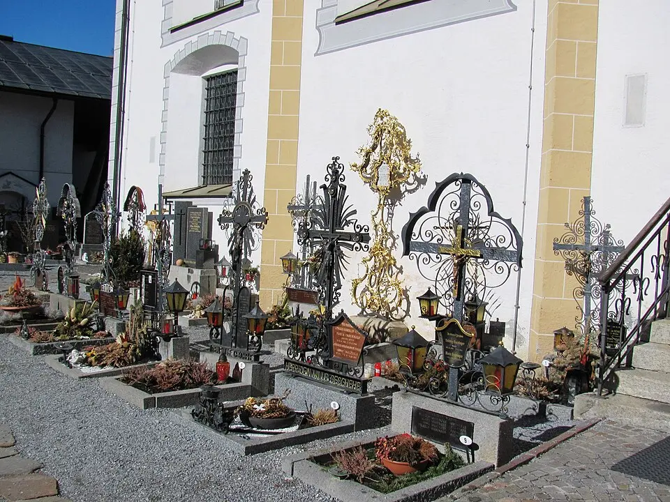 Friedhof der Pfarrkirche Maria Himmelfahrt in Fließ