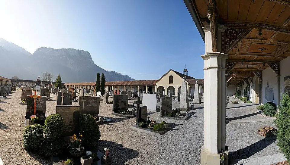 Friedhof Hatlerdorf mit Atrium samt Leichenkapelle und Kruzifix