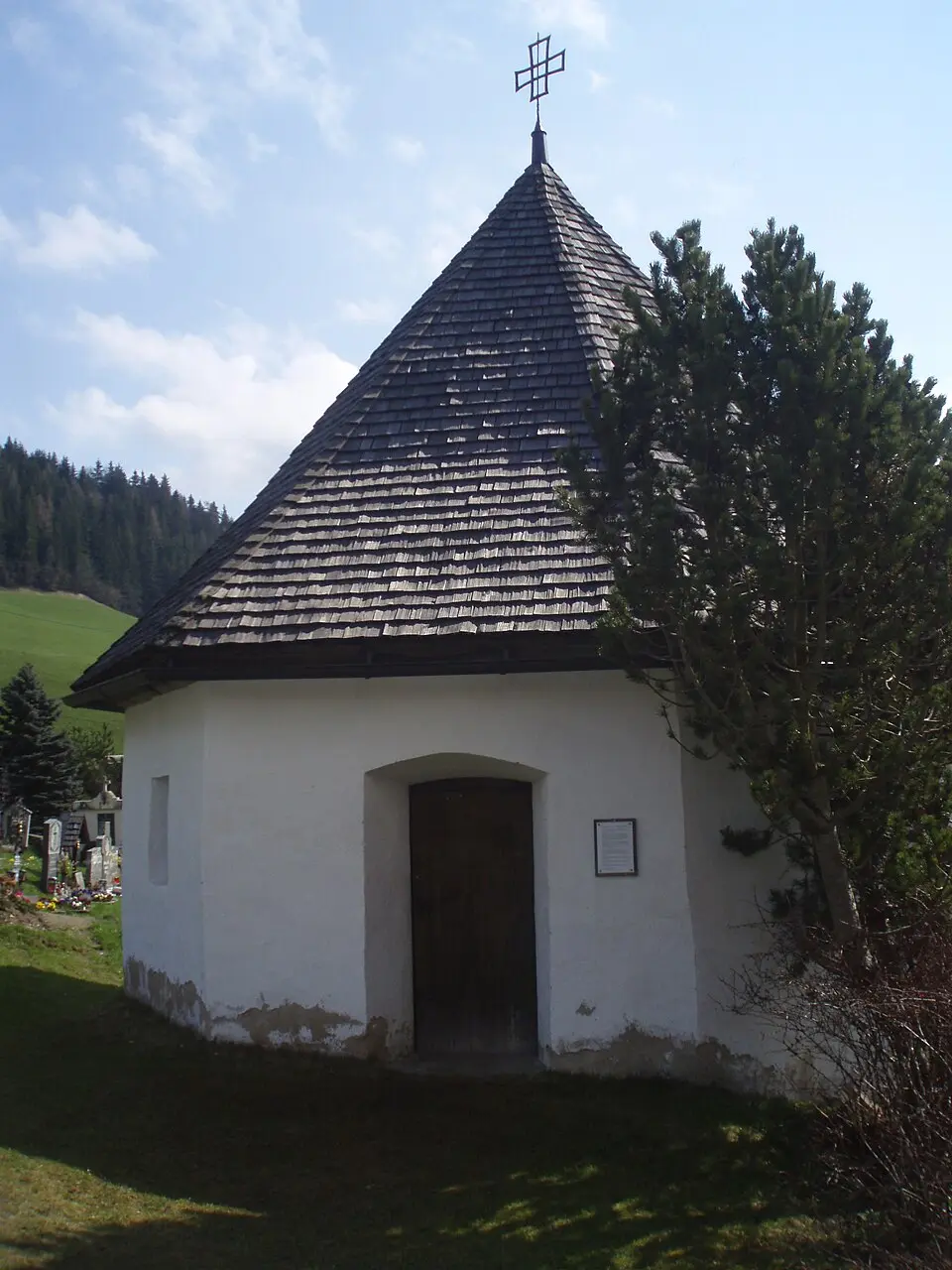 Friedhof mit Karner hl. Michael und Friedhofskreuz