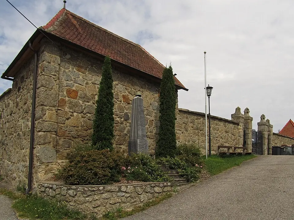 Friedhof mit Kriegerdenkmal