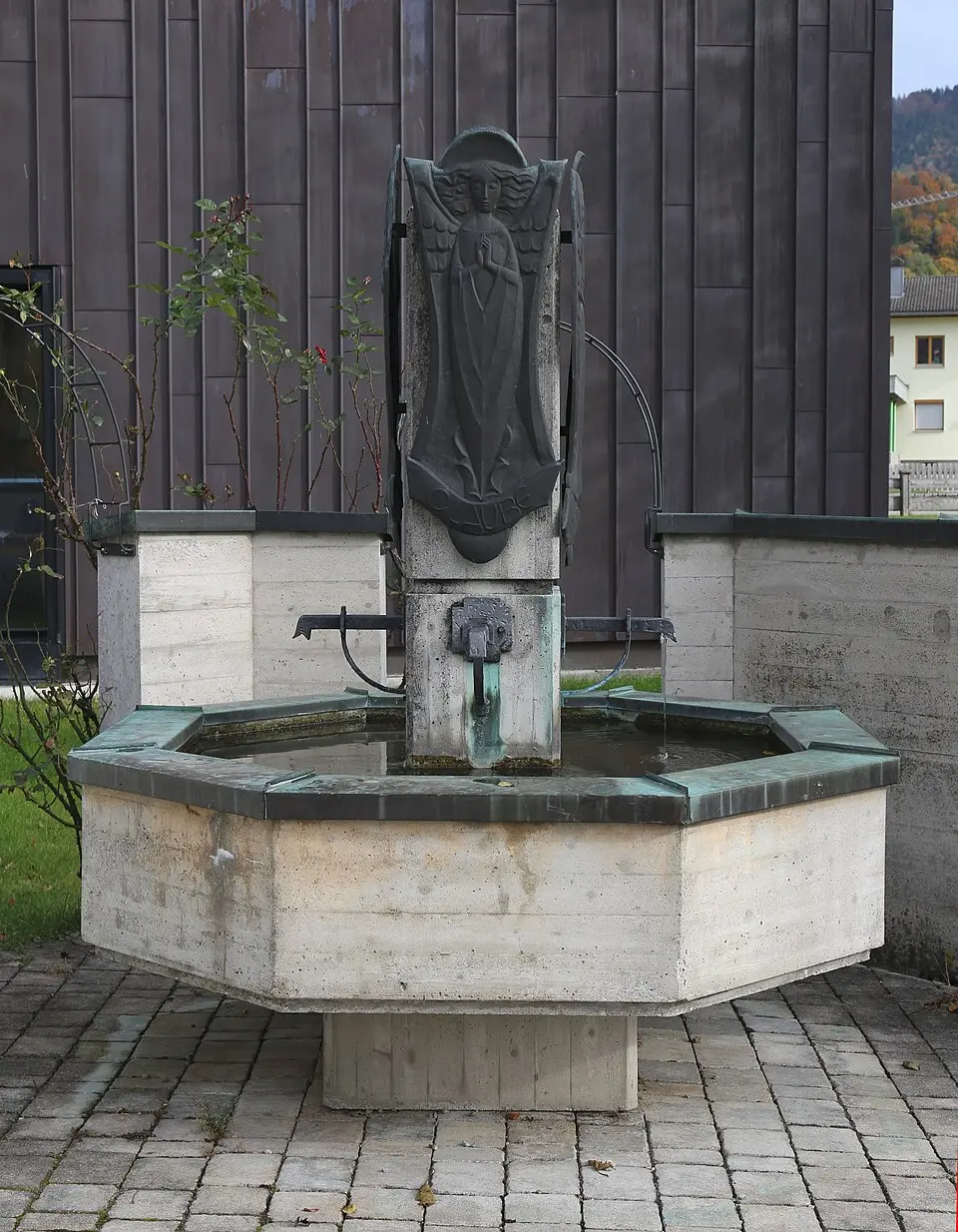 Friedhofsbrunnen mit Engelsdarstellung