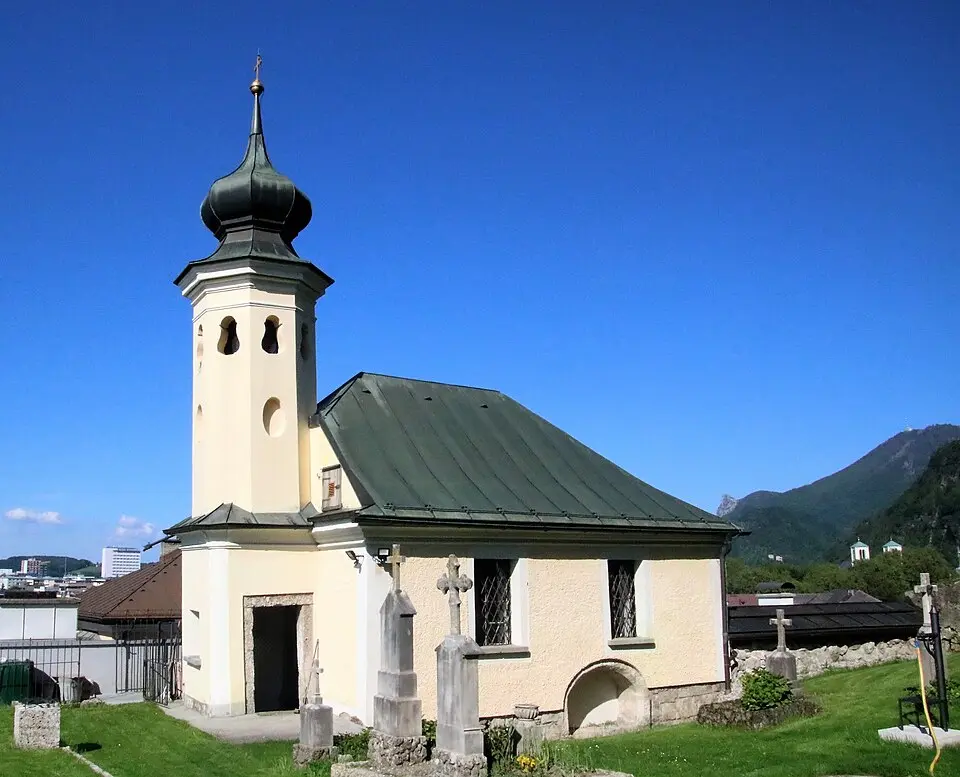 Totenkapelle mit Friedhof