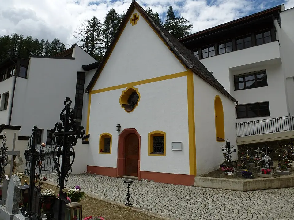 Obrázok: Chfono · CC BY-SA 3.0 AT Friedhof mit Kapelle