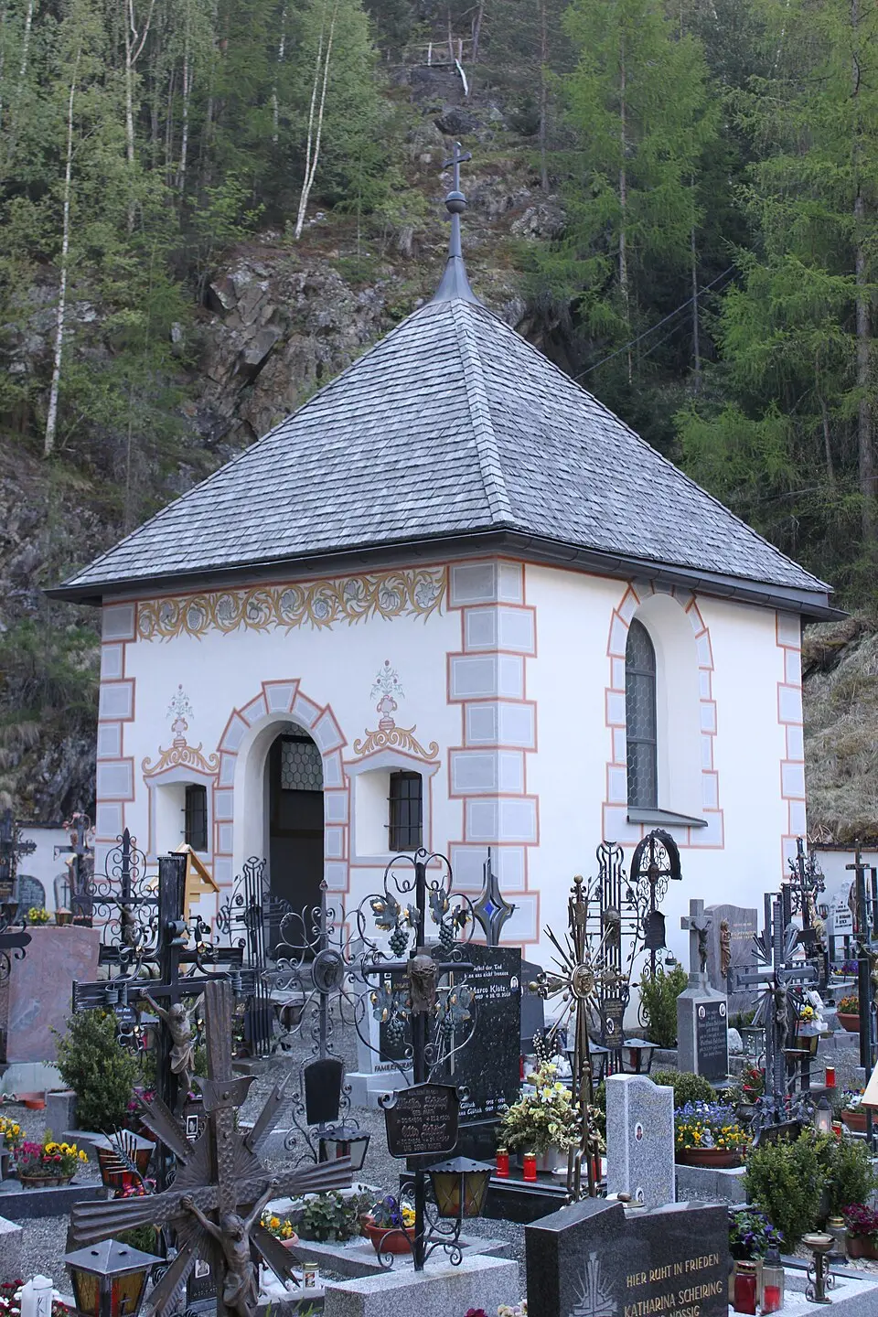 Image: Anton-kurt (talk) · CC BY-SA 3.0 AT Friedhofskapelle in Oberlängenfeld