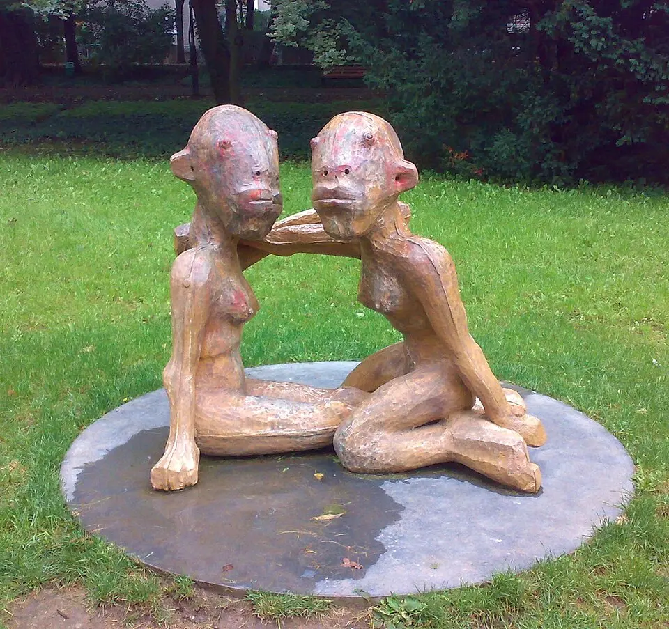 Dwie kobiety (rzeźba)