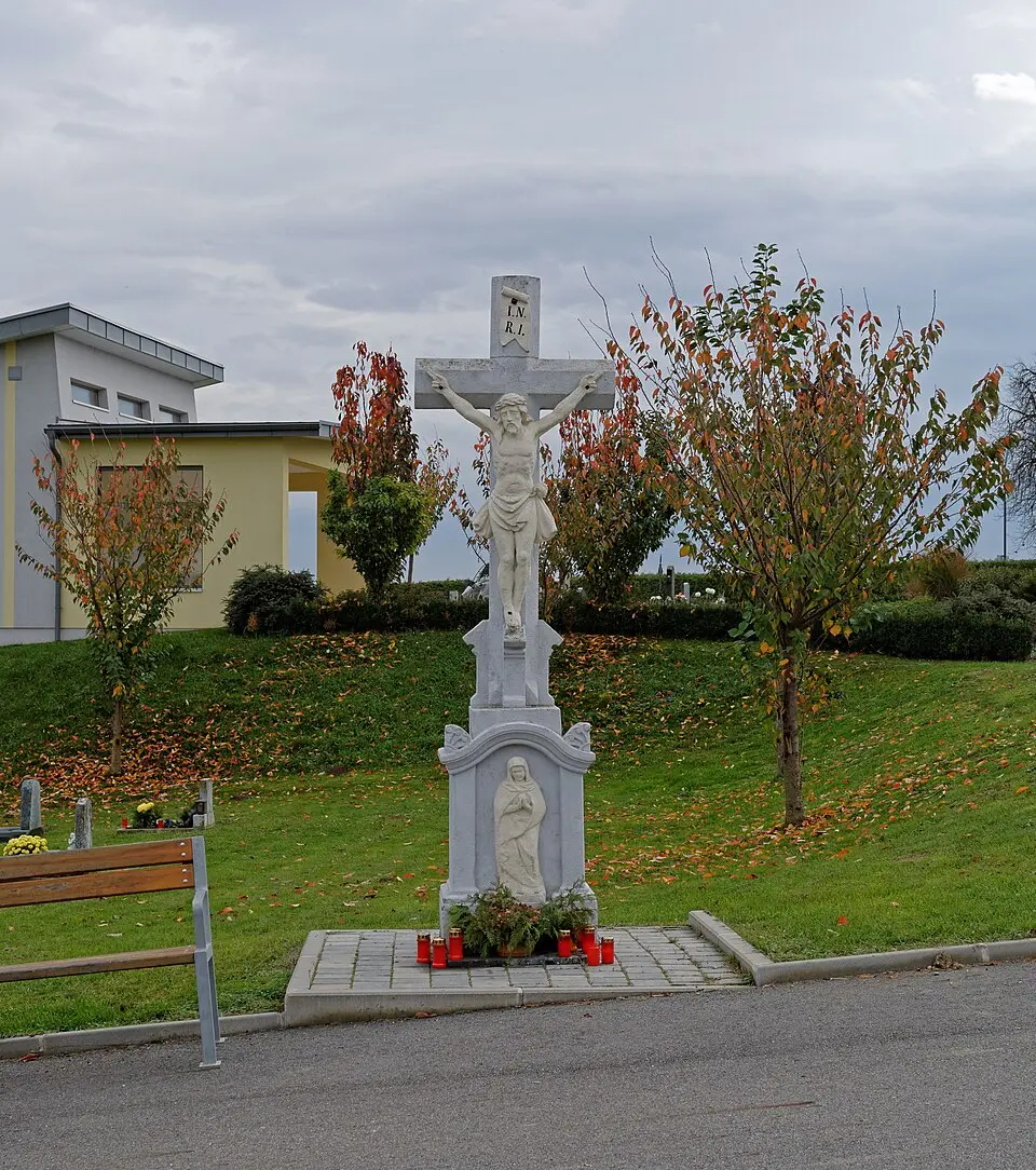 Friedhofskreuz + 3 Grabdenkmäler