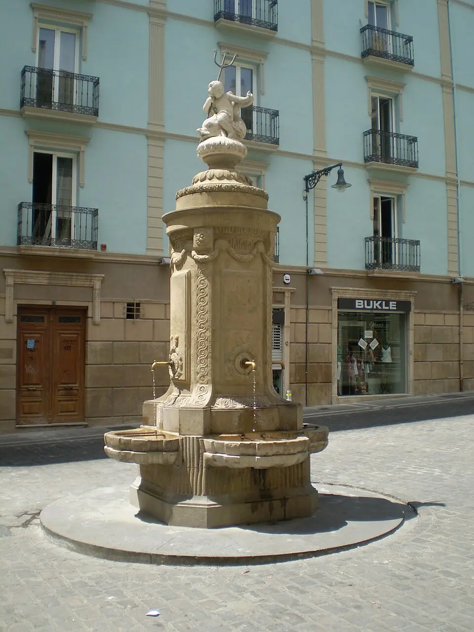 Fuente de Neptuno niño (Pamplona)