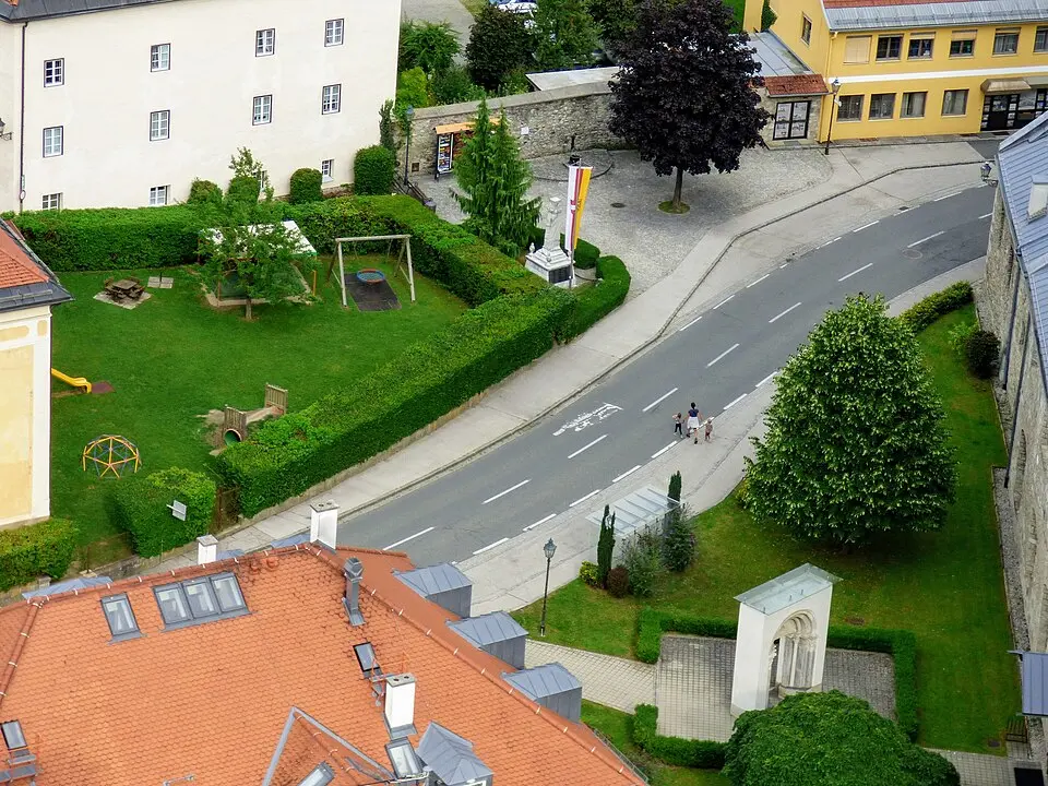 Slika: Niki.L · CC BY-SA 4.0 Archäologisches Fundhoffnungsgebiet (ehem. romanischer Karner und barocke Kapelle)
