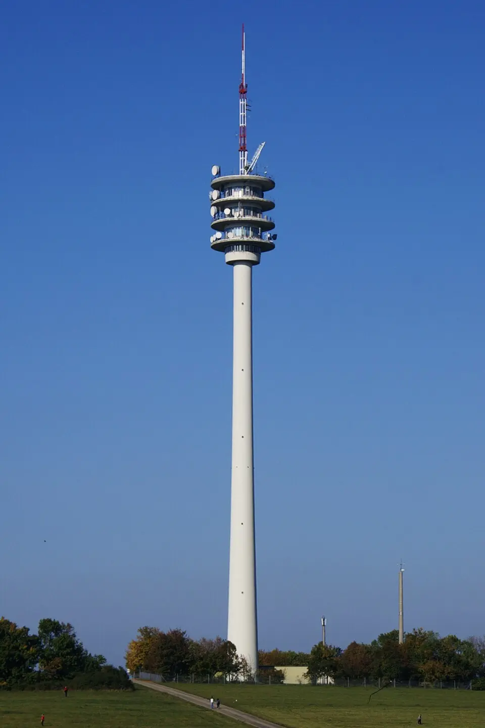 Mis en ligne par: Ikiwaner · CC BY-SA 3.0 Funkturm Aufhausen