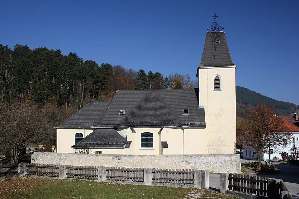Kath. Pfarrkirche hl. Maria Magdalena und Friedhofsmauer
