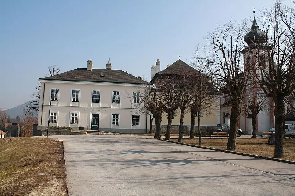 Slika: Karl Gruber · CC BY 3.0 Pfarrhof und ehemalige Volksschule
