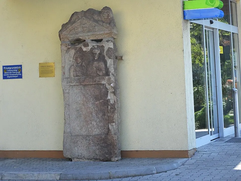 Image: Ailura · CC BY-SA 3.0 Römischer Grabstein an der Seitenwand des Hauses