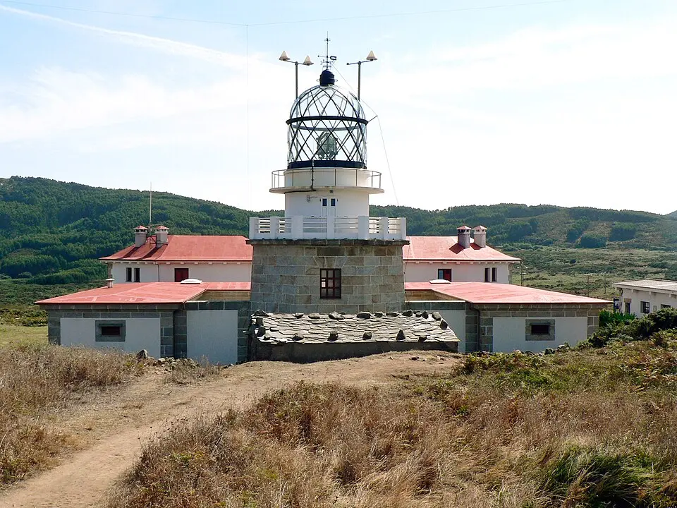Kép: gl:User:Basilio 13:43, 25 abril 2007 (UTC) · CC BY-SA 3.0 Faro de Estaca de Bares