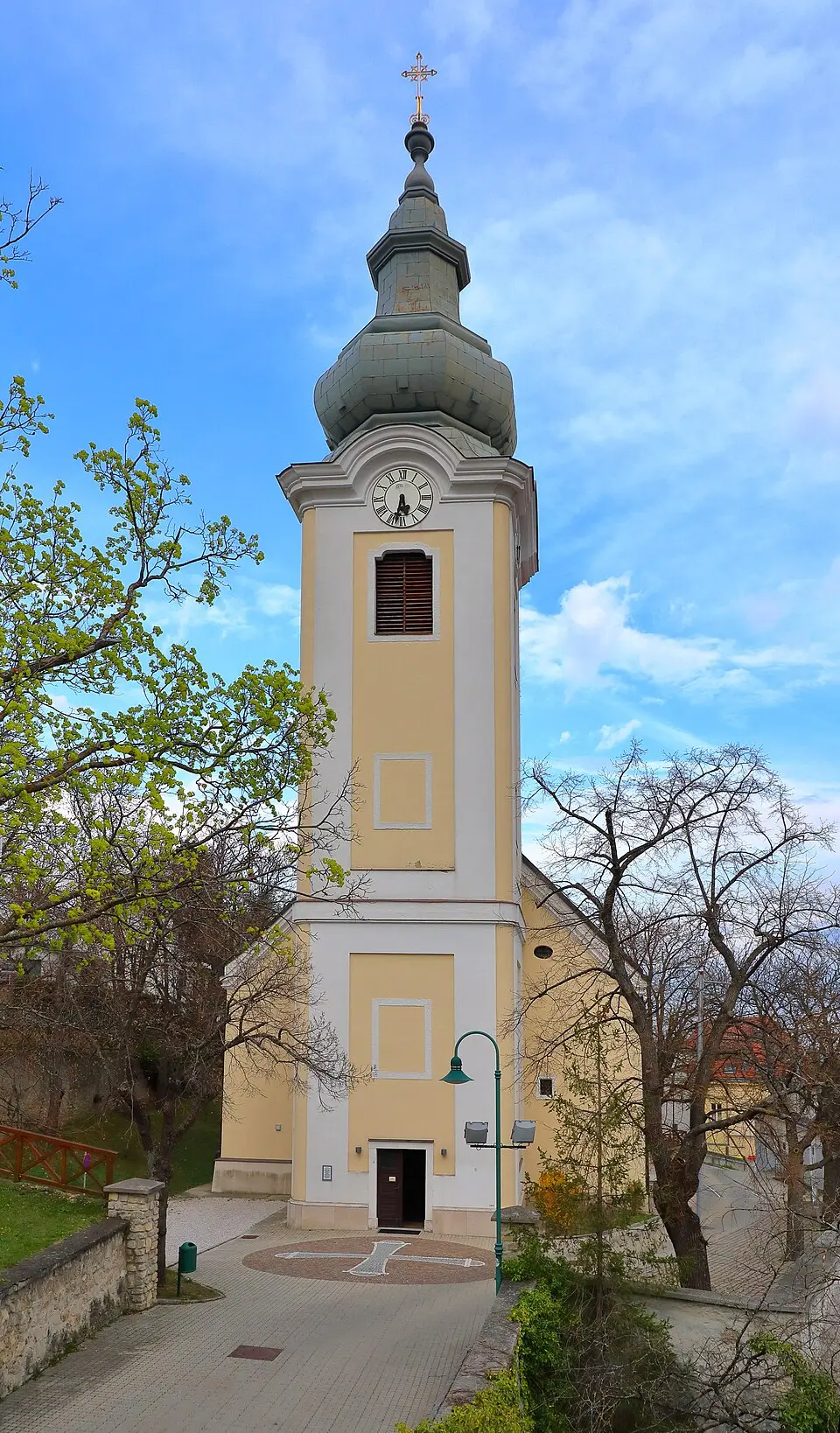 Bild: C.Stadler/Bwag · CC BY-SA 4.0 Kath. Pfarrkirche hl. Johannes der Täufer mit ehem. Friedhof