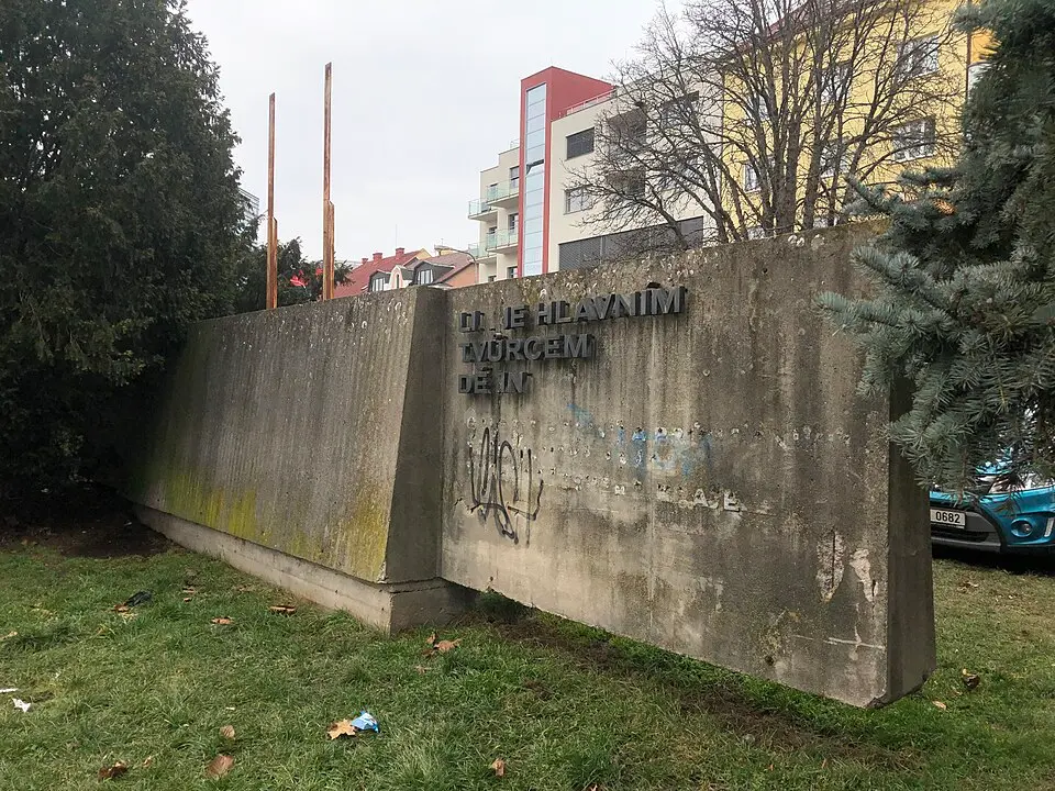Betonový monument s nápisem "Lid je hlavním tvůrcem dějin" v Sukových sadech v Hradci Králové
