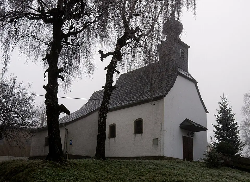 Kath. Filialkirche hl. Erasmus und ehem. Friedhofsfläche