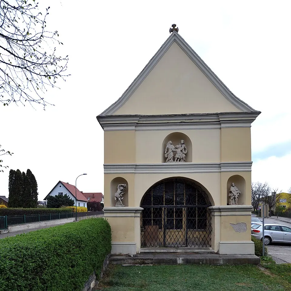 Obrázok: Ailura · CC BY-SA 3.0 AT Sebastianikapelle Gars am Kamp
