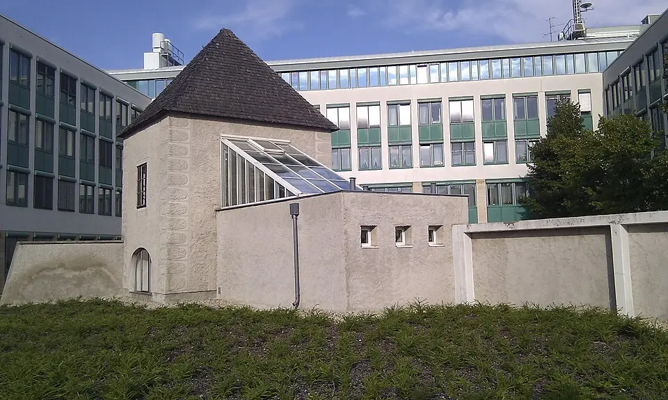 Gartenpavillon und Gartenmauer/Melker-Turm