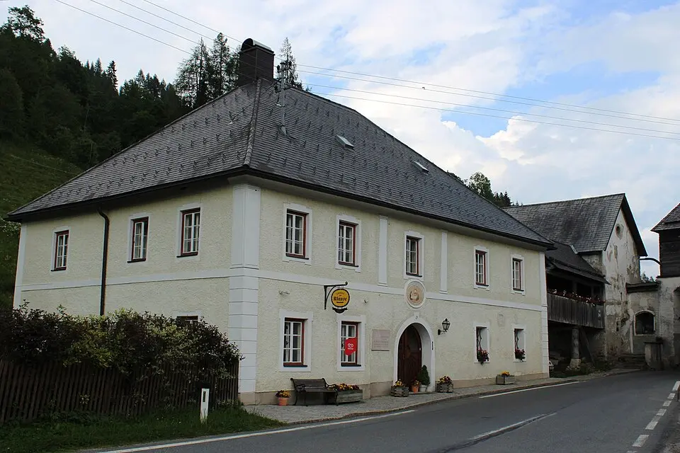 Gasthof zur Klause mit Getreidekasten, Verbindungsgang und Kapelle