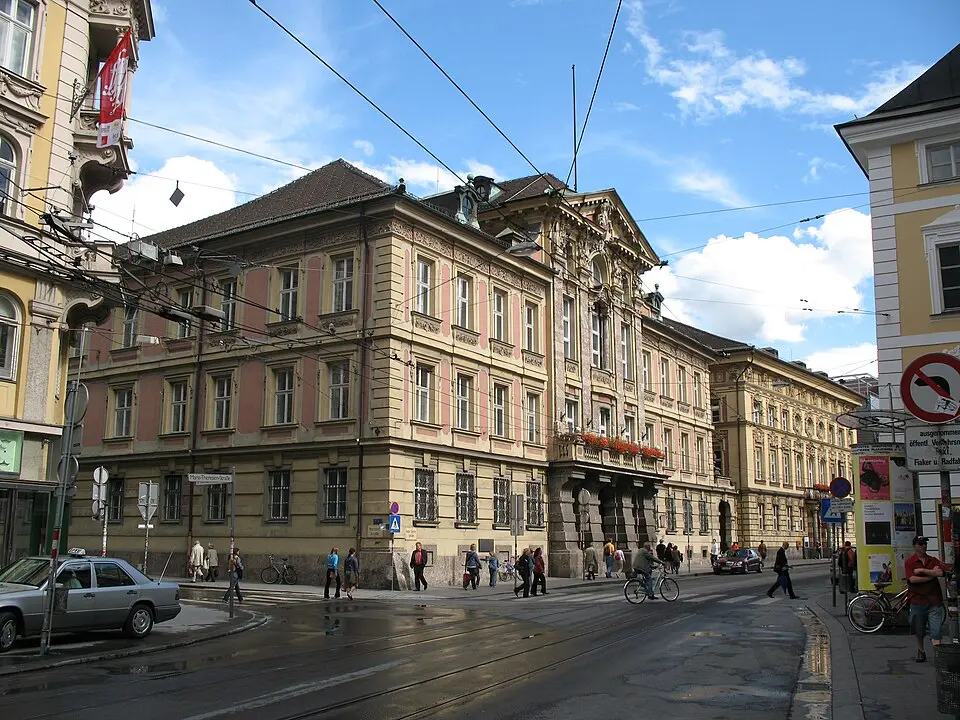 Image: Andrew Bossi · CC BY-SA 2.5 Altes Landhaus