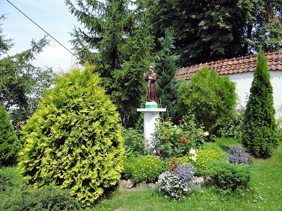 Teren klasztorny z kapliczkami, krzyżami, drzewami, ogrodami i góra, na której zespół jest zlokalizowany