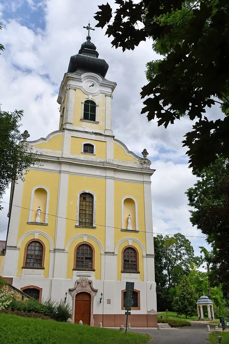 Bild: Pasztilla aka Attila Terbócs · CC BY-SA 4.0 Basilika Mariä Himmelfahrt (Gödöllő)