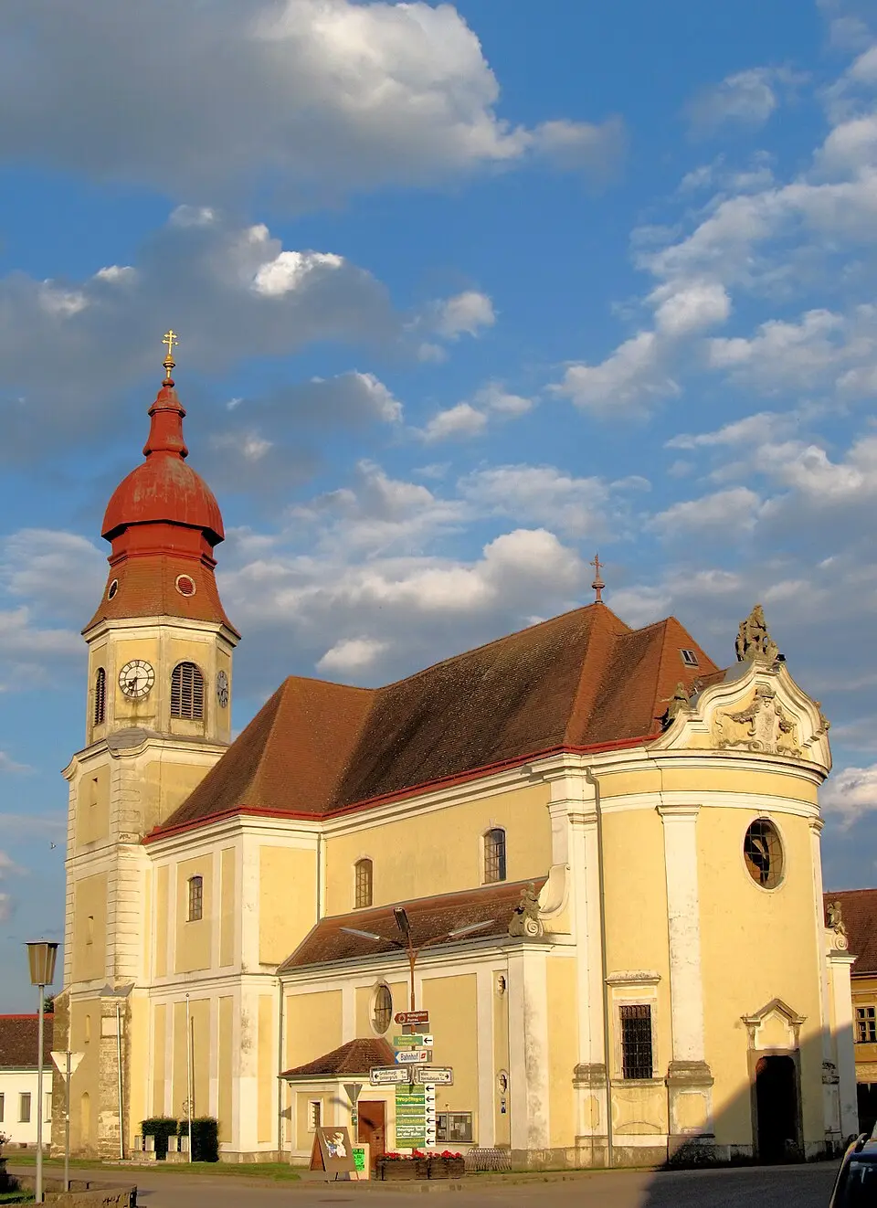 Image: NothingToSeeHere · CC BY-SA 3.0 AT Pfarrkirche Göllersdorf