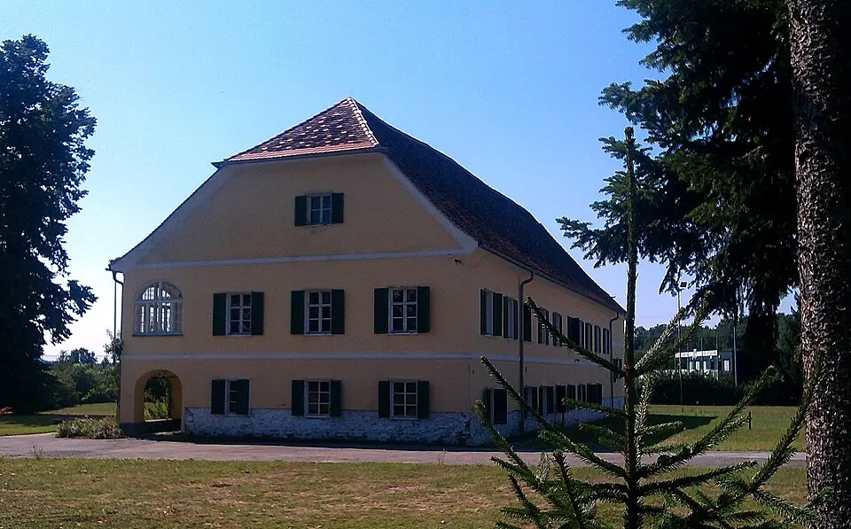 Slika: Andi oisn · CC BY-SA 3.0 AT Schloss Mühlegg