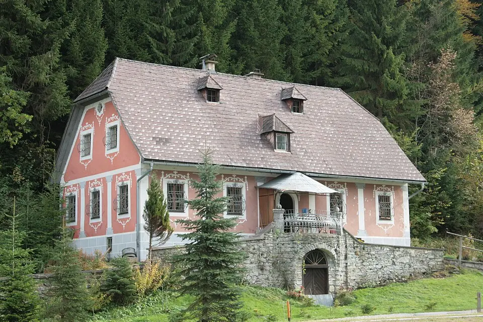 Image: HermannSchachner (talk) · CC BY-SA 3.0 AT Sog. Kellerhaus, Rothschild'sche Forstverwaltung