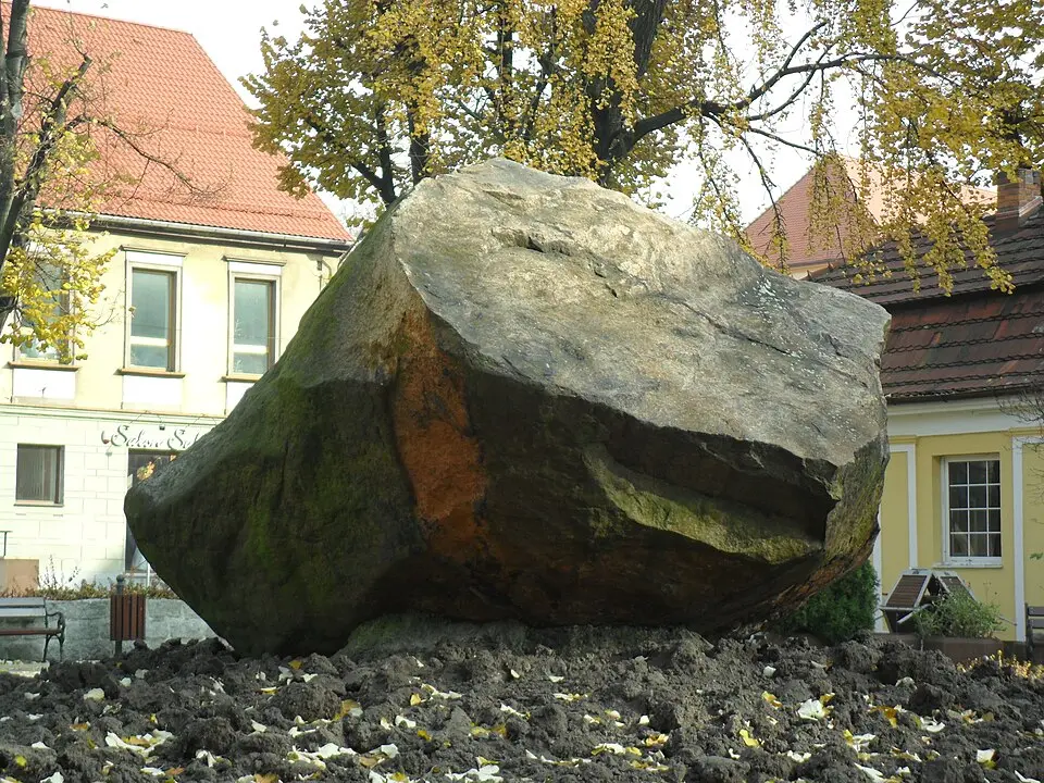 Głaz narzutowy na placu Wolności w Raciborzu