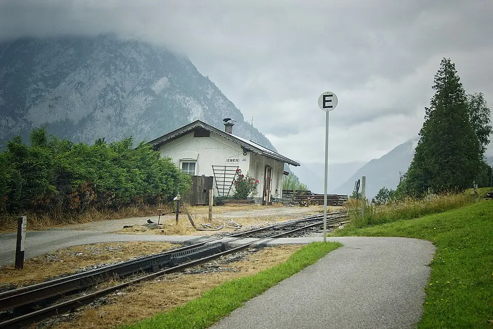 Stationsgebäude und Toilettenhäuschen Eben